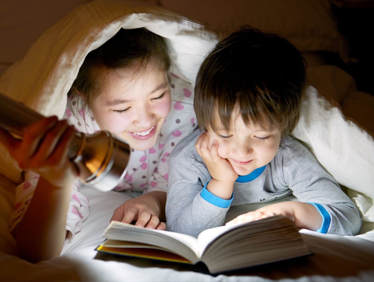本を読む子どもたち
